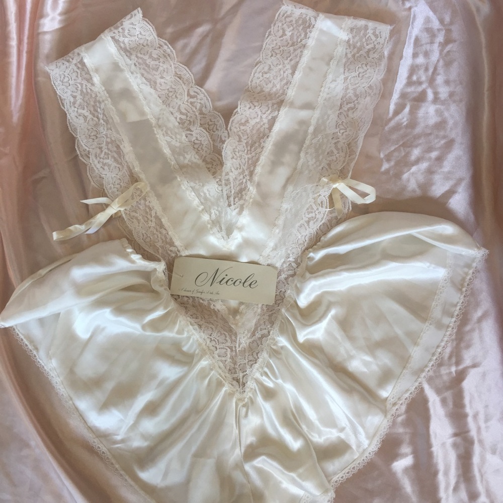 VINTAGE LINGERIE